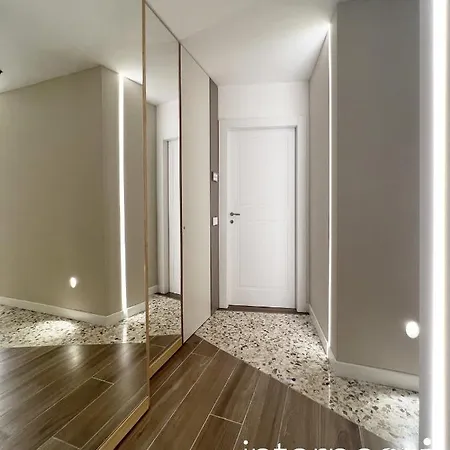 Interno Sei